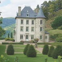 Замок в пригороде, в лесу во Франции, Овернь, 410 кв.м.