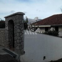 Отель (гостиница) у озера, в пригороде в Черногории, Тиват, Радовичи, 550 кв.м.