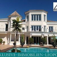 Villa in the village, in the forest, at the seaside in Spain, Andalucia, Marbella, 1000 sq.m.
