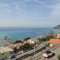 Апартаменты в пригороде в Италии, Вентимилья, 100 кв.м.