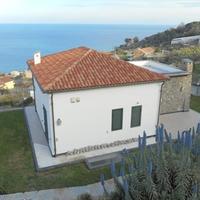 Вилла в центре города в Италии, Вентимилья, 270 кв.м.