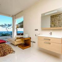 Villa at the first line of the sea / lake, in the suburbs in Spain, Comunitat Valenciana, Alicante, 212 sq.m.