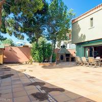 Villa in the suburbs in Spain, Comunitat Valenciana, Alicante, 598 sq.m.