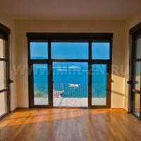 Вилла на первой линии моря/озера в Черногории, 272 кв.м.