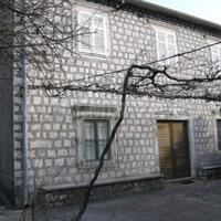 Дом на первой линии моря/озера в Черногории, 70 кв.м.