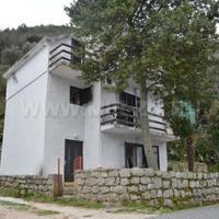 Дом на первой линии моря/озера в Черногории, 99 кв.м.