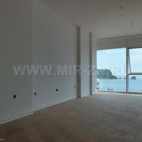 Квартира в центре города, на первой линии моря/озера в Черногории, Будва, 67 кв.м.