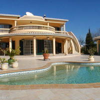 Вилла в центре города в Португалии, Албуфейра, 250 кв.м.