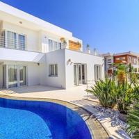 Вилла на первой линии моря/озера на Кипре, Протарас, 235 кв.м.