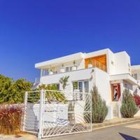 Вилла на первой линии моря/озера на Кипре, Протарас, 235 кв.м.