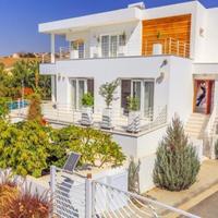 Вилла на первой линии моря/озера на Кипре, Протарас, 235 кв.м.