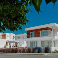 Вилла на первой линии моря/озера на Кипре, Протарас, 235 кв.м.