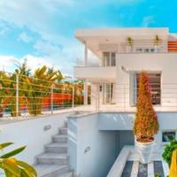 Вилла на первой линии моря/озера на Кипре, Протарас, 235 кв.м.