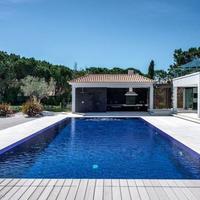 Вилла на второй линии моря/озера, в пригороде в Португалии, Албуфейра, 700 кв.м.