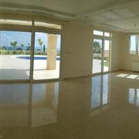 Дом на первой линии моря/озера на Кипре, Протарас, 300 кв.м.