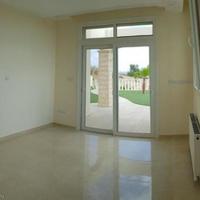 Дом на первой линии моря/озера на Кипре, Протарас, 300 кв.м.