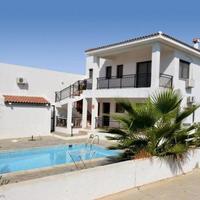 Villa at the first line of the sea / lake in Republic of Cyprus, Eparchia Pafou, 240 sq.m.