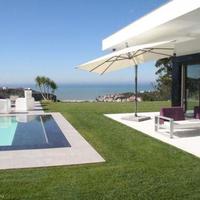Villa at the first line of the sea / lake, in the suburbs in Portugal, Lisbon, 900 sq.m.