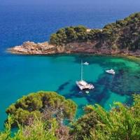Land plot at the first line of the sea / lake in Spain, Catalunya, Girona