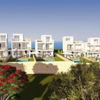 Вилла на первой линии моря/озера на Кипре, Пафос, 200 кв.м.