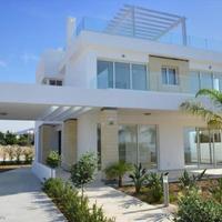 Villa at the first line of the sea / lake in Republic of Cyprus, Eparchia Pafou, 210 sq.m.