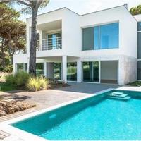 Villa at the second line of the sea / lake, in the suburbs in Portugal, Lisbon, 215 sq.m.