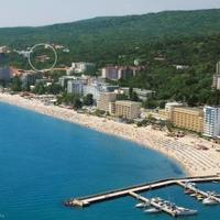 Земельный участок на первой линии моря/озера, в пригороде в Болгарии, Варненская область, Елените