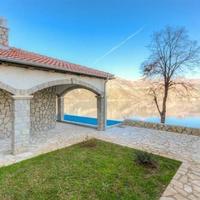 Вилла на первой линии моря/озера, в пригороде в Черногории, Тиват, 300 кв.м.