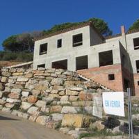 Дом на первой линии моря/озера в Испании, Каталония, Жирона, 305 кв.м.