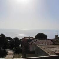 Дом на первой линии моря/озера в Испании, Каталония, Жирона, 305 кв.м.