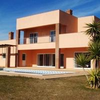 Вилла на второй линии моря/озера, в пригороде в Португалии, Албуфейра, 338 кв.м.