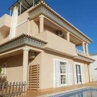 Вилла на второй линии моря/озера, в пригороде в Португалии, Албуфейра, 330 кв.м.