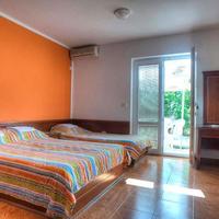 Отель (гостиница) на второй линии моря/озера, в пригороде в Черногории, Будва, Пржно, 600 кв.м.