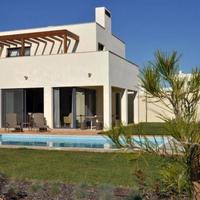 Вилла на второй линии моря/озера, в пригороде в Португалии, Албуфейра, 138 кв.м.