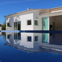 Вилла на второй линии моря/озера, в пригороде в Португалии, Албуфейра, 260 кв.м.