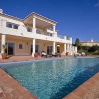 Вилла на второй линии моря/озера, в пригороде в Португалии, Албуфейра, 300 кв.м.