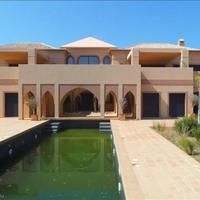 Villa at the second line of the sea / lake, in the suburbs in Portugal, Albufeira, 651 sq.m.