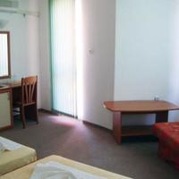 Отель (гостиница) на второй линии моря/озера, в пригороде в Болгарии, Бургасская область, Елените, 700 кв.м.