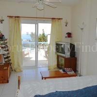 Flat at the second line of the sea / lake, in the suburbs in Republic of Cyprus, Eparchia Pafou, 70 sq.m.