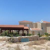 Вилла на первой линии моря/озера, в пригороде на Кипре, Пафос, 350 кв.м.