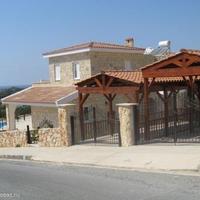 Вилла на первой линии моря/озера, в пригороде на Кипре, Пафос, 350 кв.м.