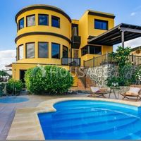 Villa in Spain, Canary Islands, Santa Cruz de Tenerife, 650 sq.m.