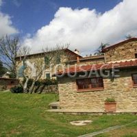 House in Italy, Arezzo, 730 sq.m.