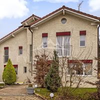 Дом в горах, на спа-курорте, у озера, в пригороде во Французской Гвиане, 250 кв.м.