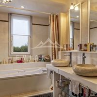 Дом в горах, на спа-курорте, у озера, в пригороде во Французской Гвиане, 250 кв.м.