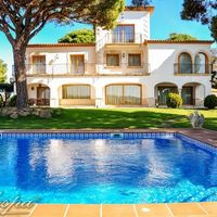 Villa in the suburbs, at the seaside in Spain, Catalunya, Girona, 1220 sq.m.