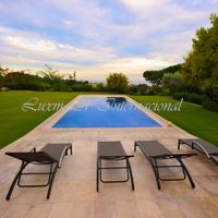 Вилла в большом городе, в пригороде, у моря в Испании, Каталония, Барселона, 1100 кв.м.