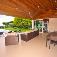 Вилла в большом городе, в пригороде, у моря в Испании, Каталония, Барселона, 1100 кв.м.