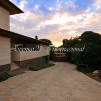 Вилла в большом городе, в пригороде, у моря в Испании, Каталония, Барселона, 1100 кв.м.