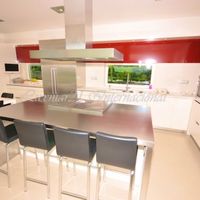 Вилла в большом городе, в пригороде, у моря в Испании, Каталония, Барселона, 1100 кв.м.